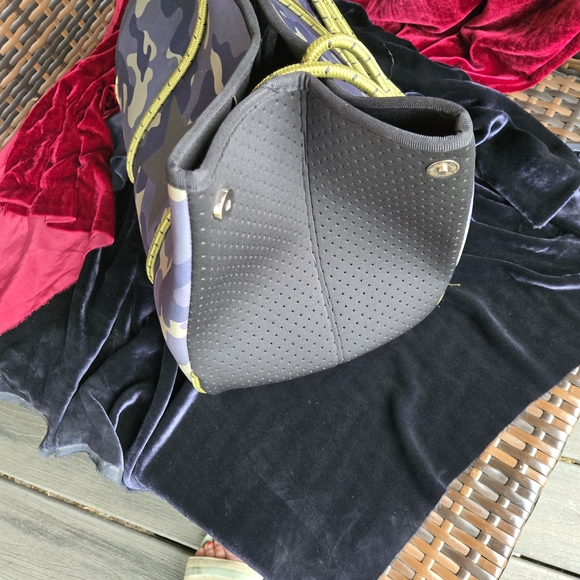 Camo Neoprene Tote Bag Rope Handles Star Accent w/ Zip Pouch - Picture 6 of 9